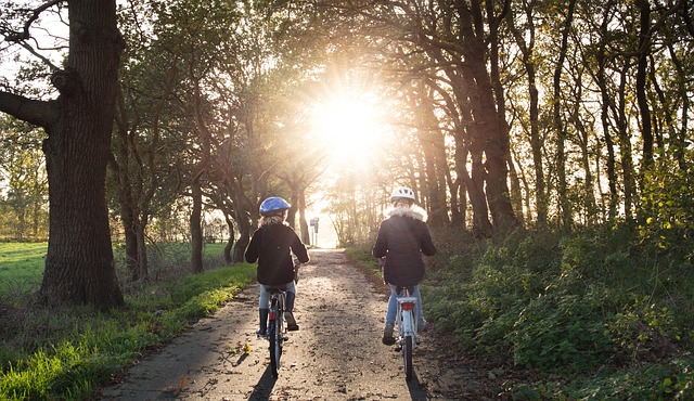 girls-4582899_640 bicycles